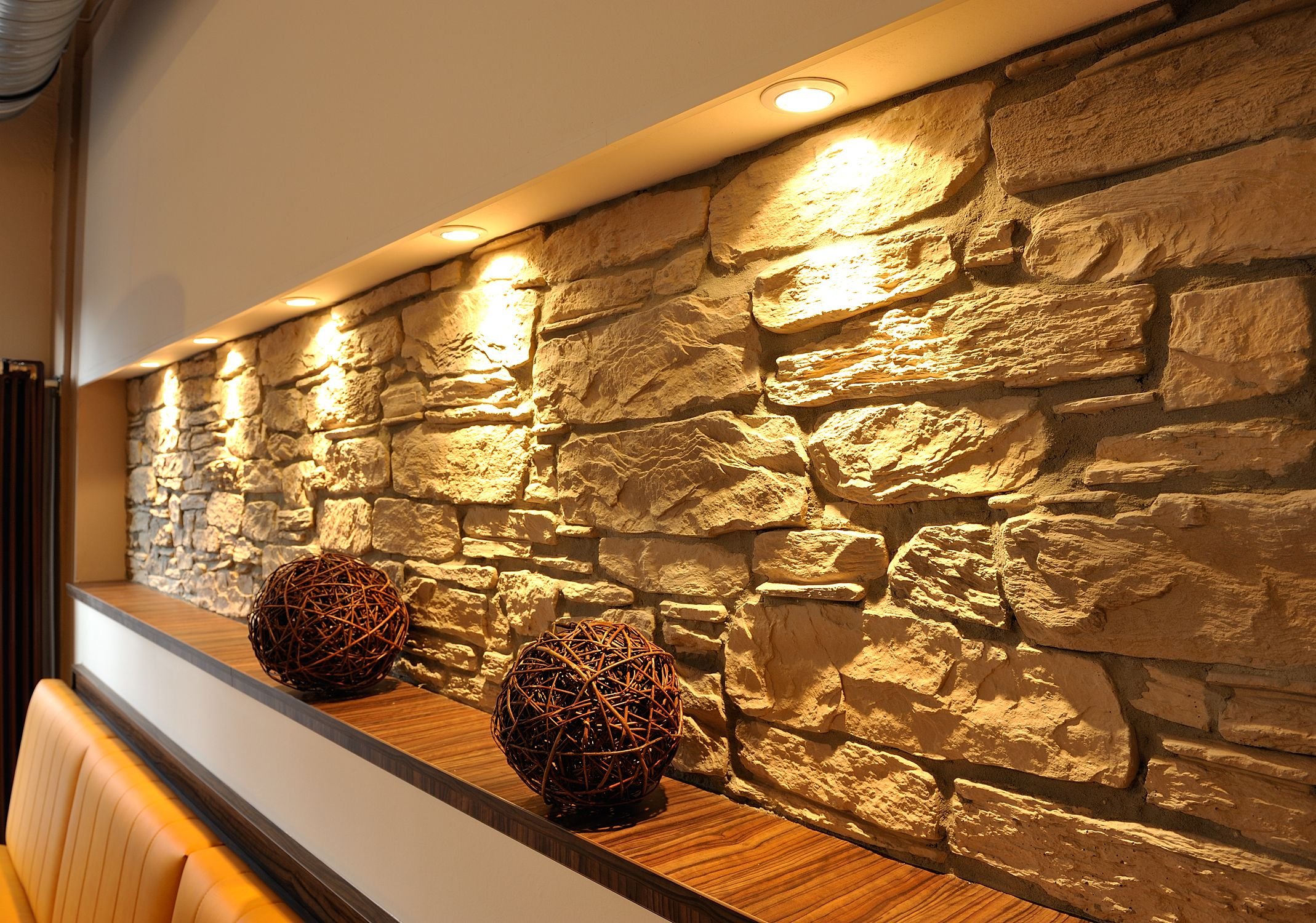 Декоративная штукатурка с эффектом камня для загородного дома: особенности применения