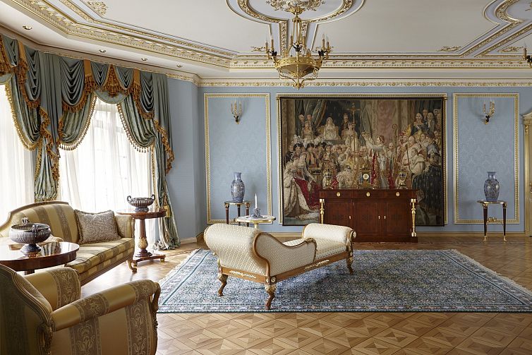 Декоративные молдинги для потолков в стиле ампир