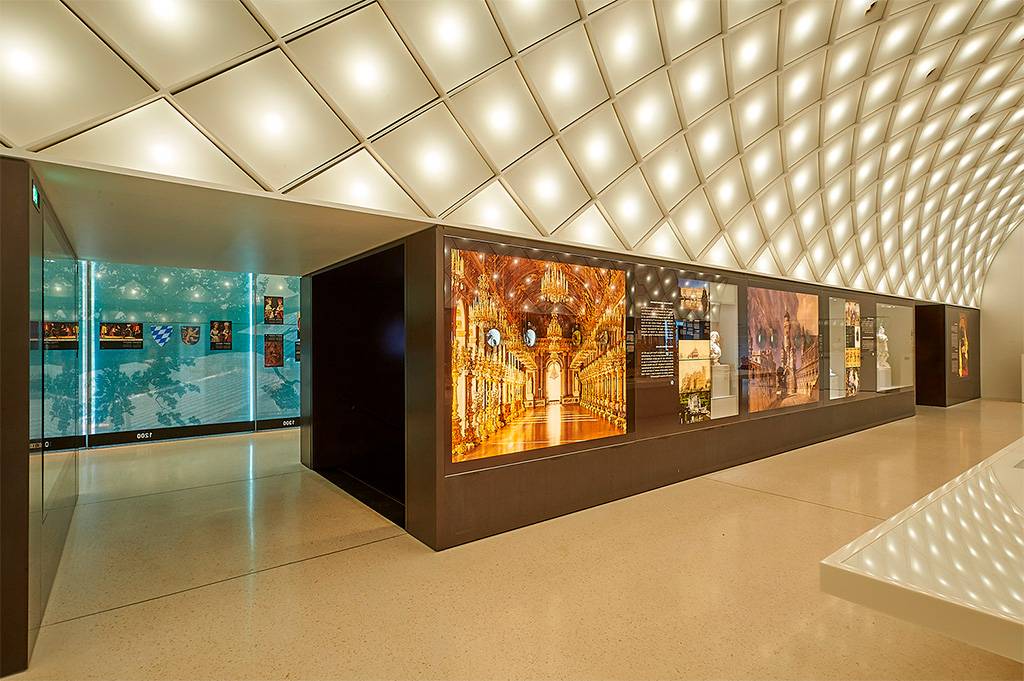 Стеклянные панели для современных потолков: конструкция и применение