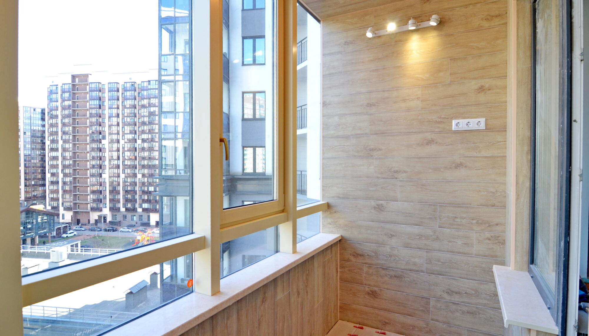 Монтаж самоклеящегося винилового покрытия на балконе