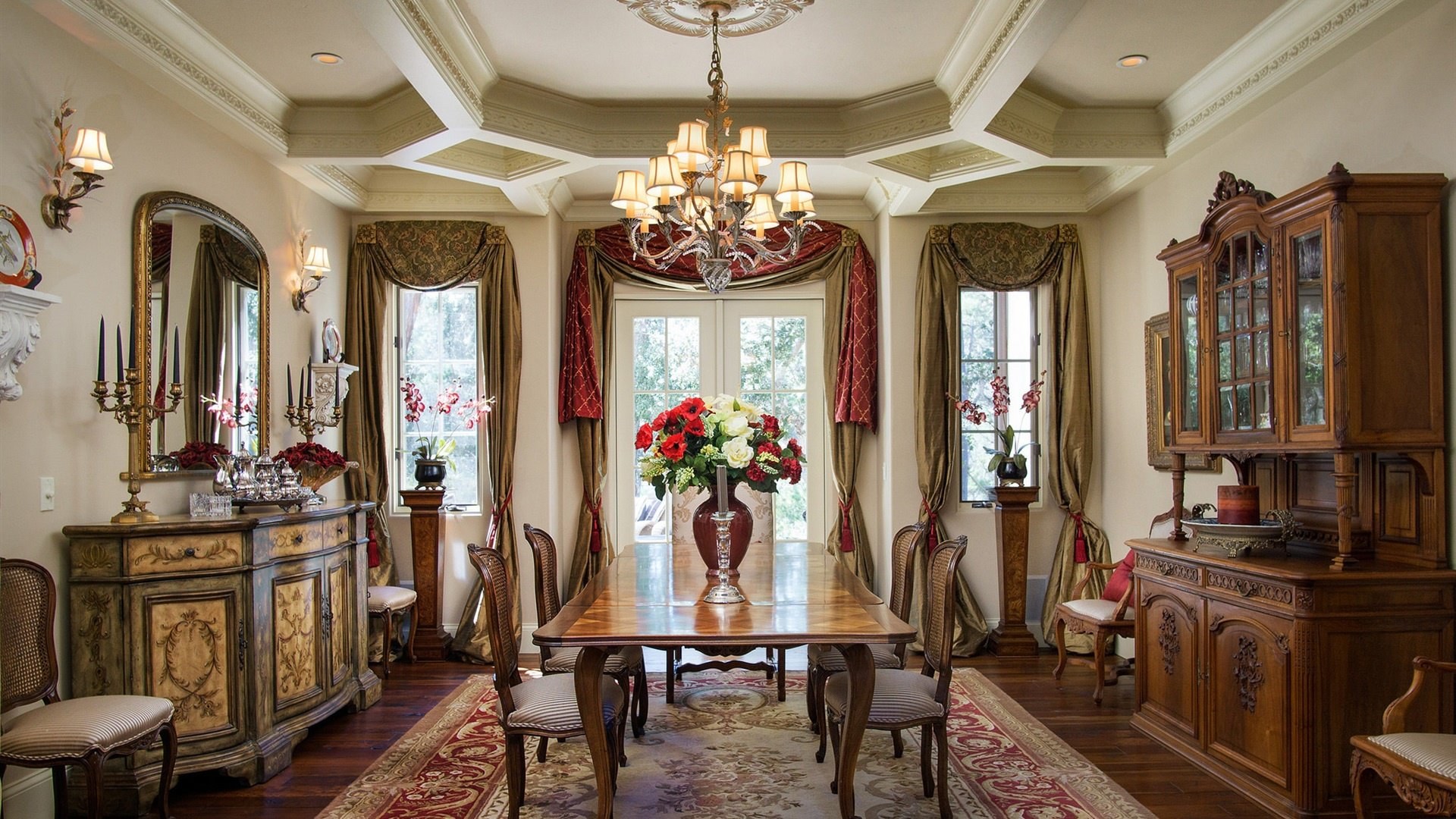 Деревянные плинтусы с резьбой для антикварного стиля: оформление пола в интерьерах с историческим характером