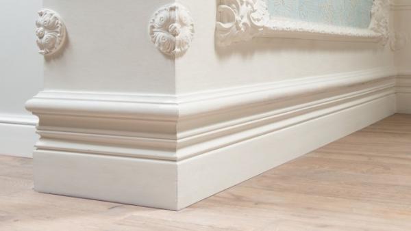 Плинтусы с декоративными вставками для классического интерьера
