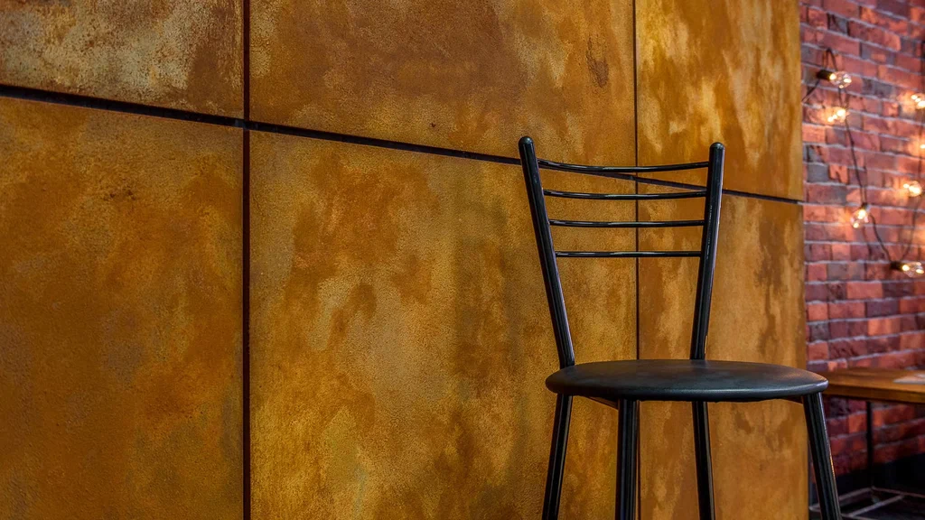 Декоративная штукатурка с эффектом металла: особенности применения в современных интерьерах