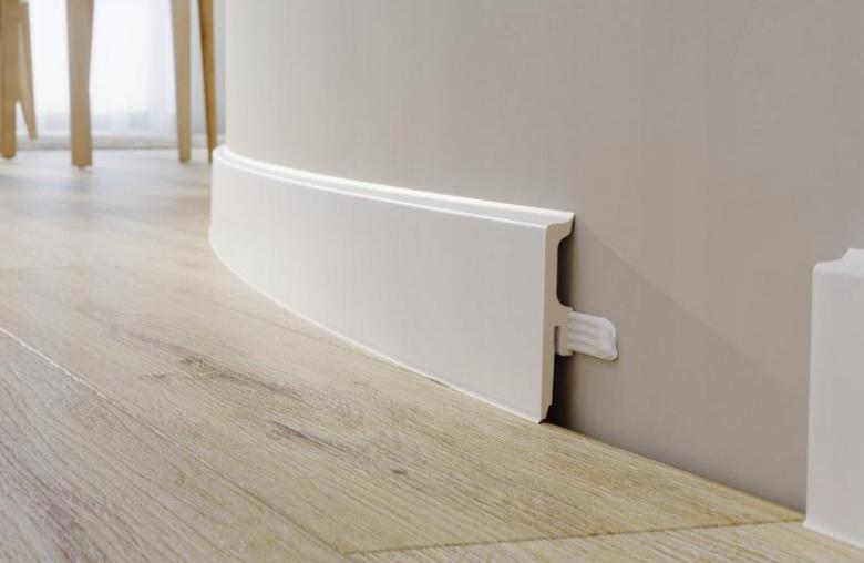 Установка гибких плинтусов для криволинейных стен в интерьере