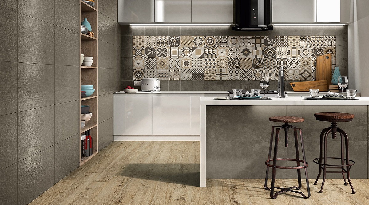 Монтаж керамической плитки с имитацией дерева для кухни