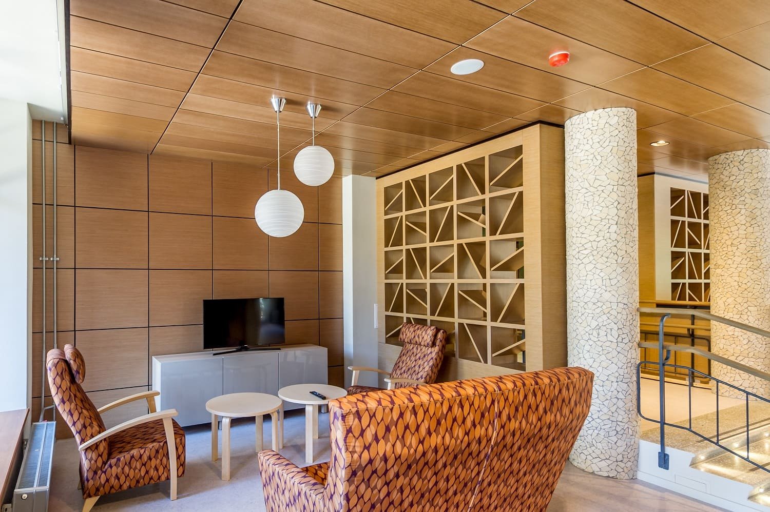 Монтаж шпонированных панелей для потолков в гостиной