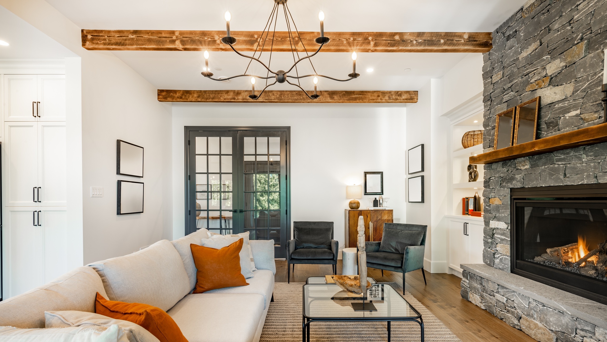 Деревянные балки на потолке: уют и стиль кантри