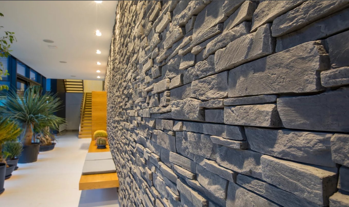 Использование полированных каменных плит в декоре стен интерьера