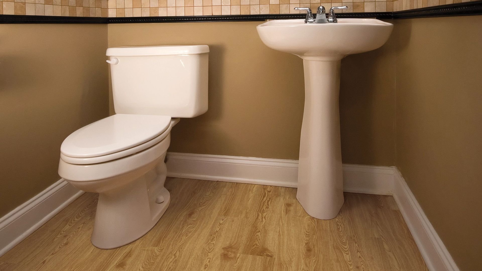 Плинтусы из МДФ с влагостойким покрытием для ванной комнаты