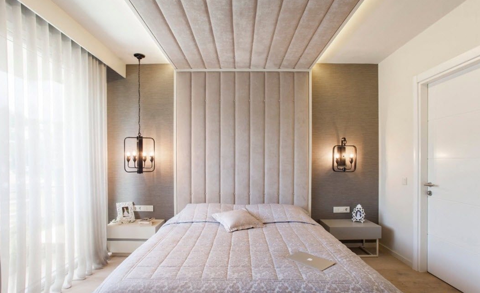 Отделка потолка тканевыми панелями для спальни