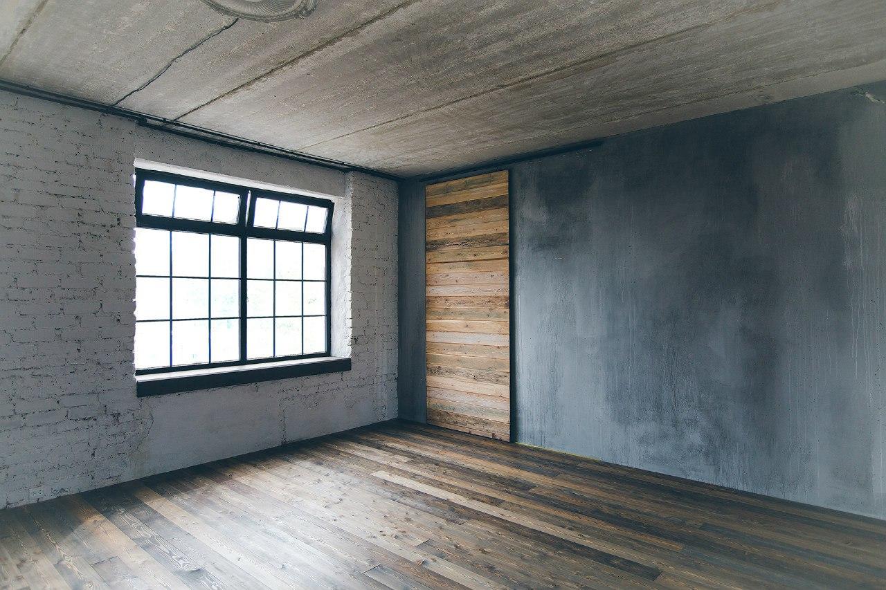 Как создать стены с эффектом потертого бетона в интерьере