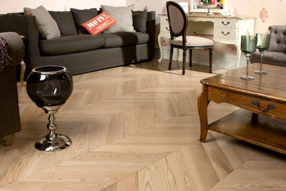 Паркетная доска с эффектом выбеленного дерева для скандинавского интерьера: особенности применения и параметры укладки