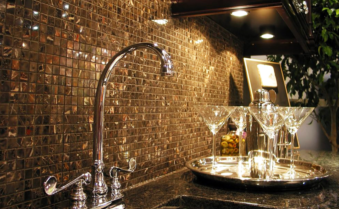 Эффект мозаики на стенах: приёмы укладки и декоративные решения