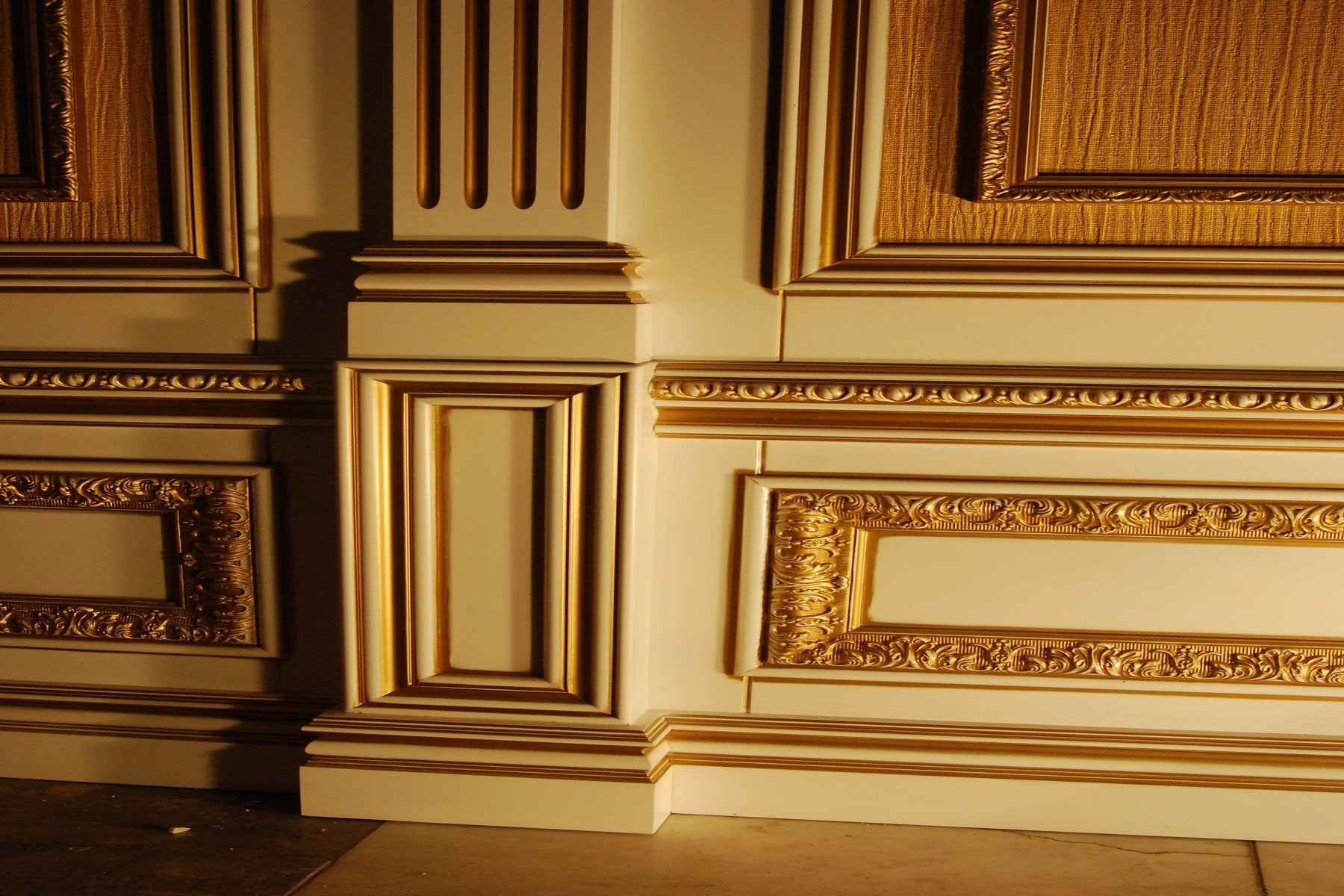 Декоративные молдинги с золотой патиной для парадных комнат