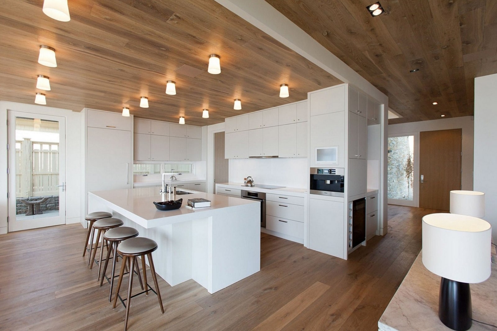 Потолок из деревянных панелей: экологичный выбор