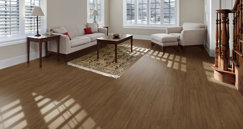 Полы из керамогранита с текстурой под дерево в интерьерах с натуральным дизайном