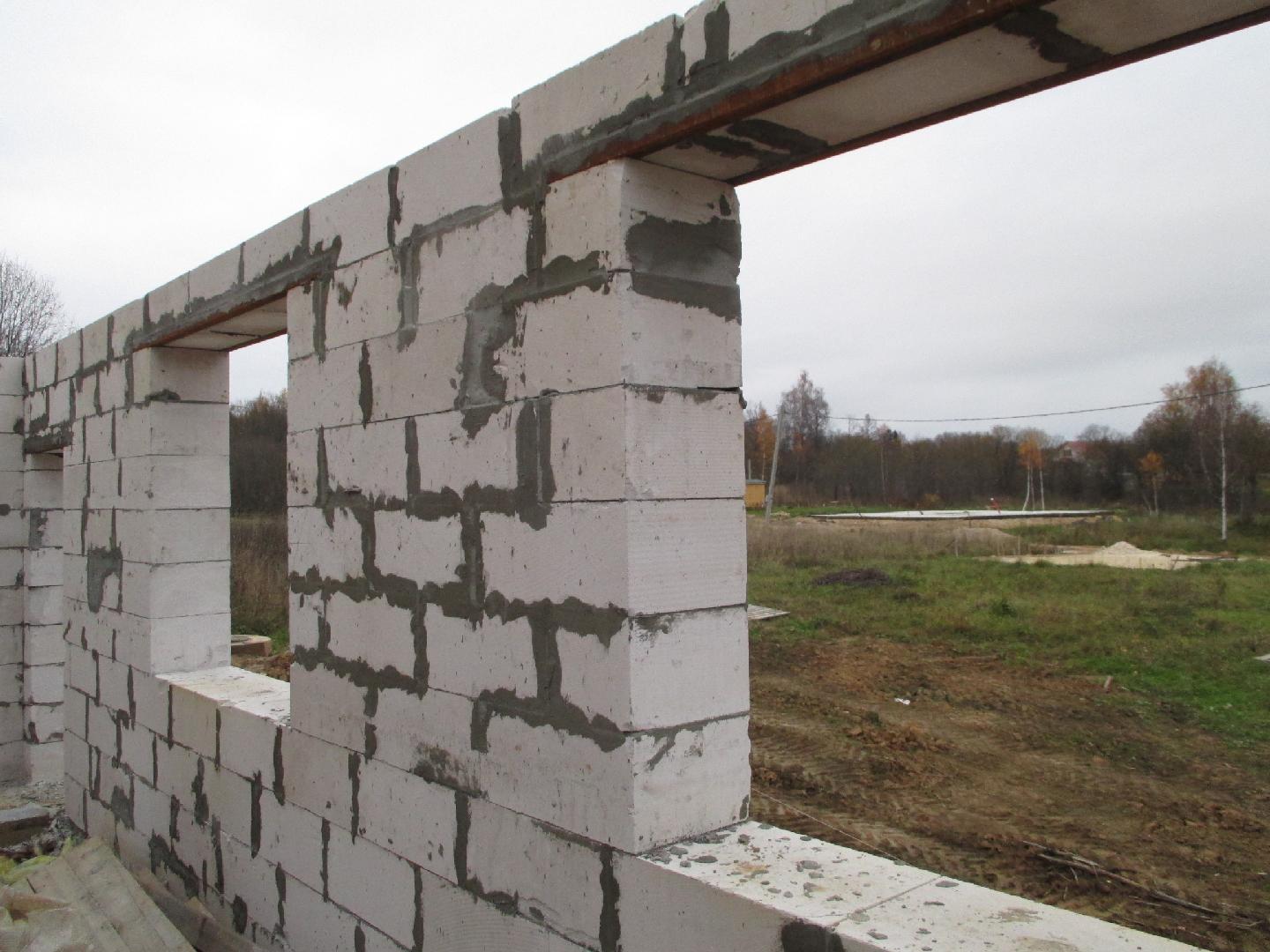 Устройство арматурных перемычек в газосиликатных стенах