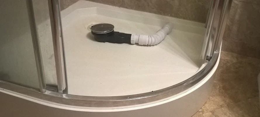Как прочистить засор в душевой кабине: способы устранения и профилактика