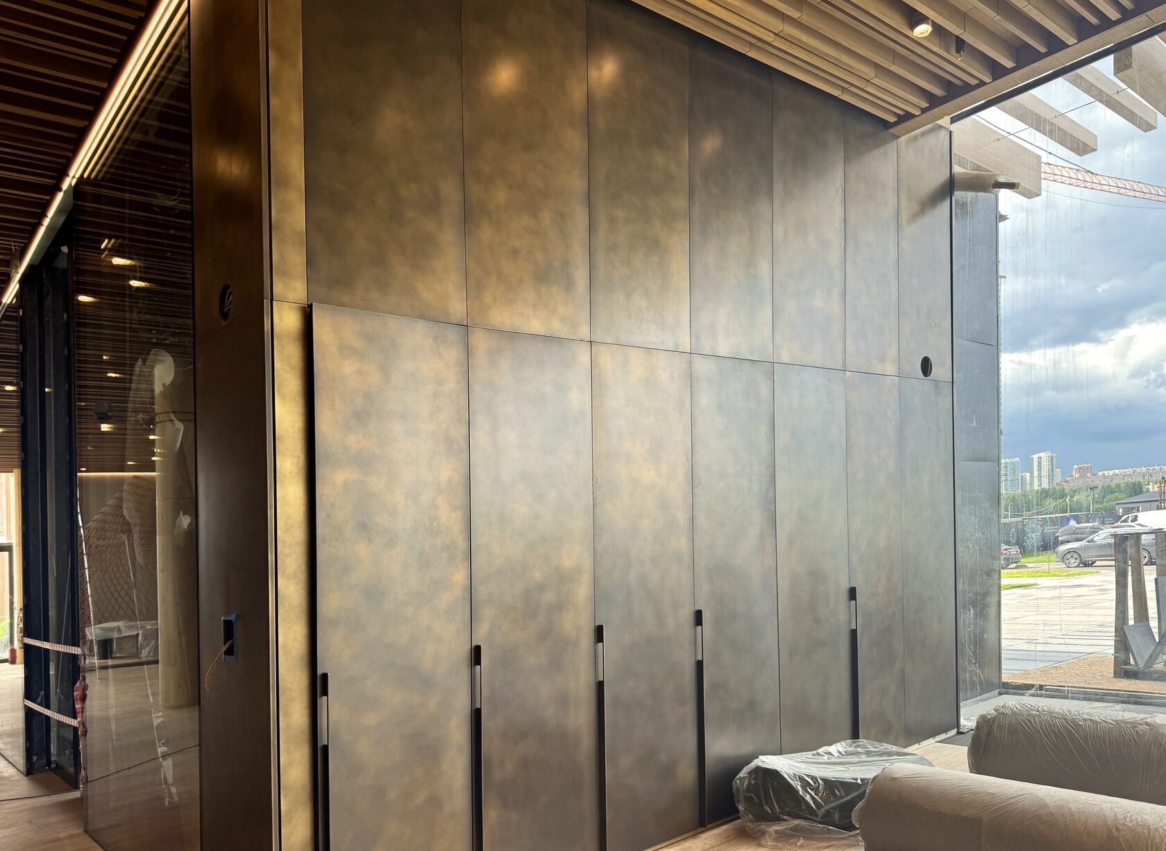 Как украсить стены металлическими панелями с патиной: особенности, применение, монтаж