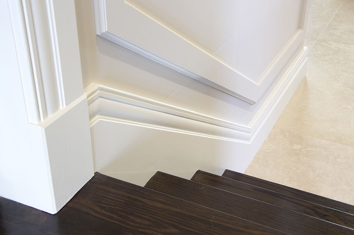 Монтаж плинтусов из полиуретана для скрытия дефектов пола