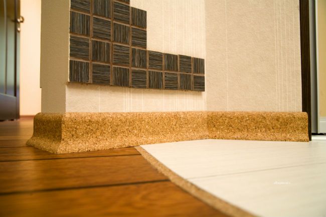 Плинтусы из пробки для создания бесшовного перехода пола