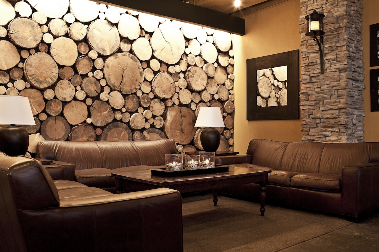 Оформление стен деревянными спилами: природный акцент и текстурный эффект