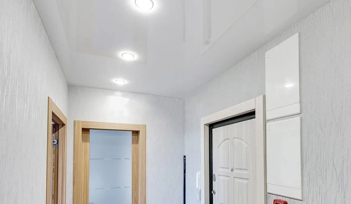 Глянцевый натяжной потолок для визуального увеличения пространства