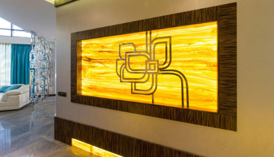 Как оформить стены с элементами из янтаря