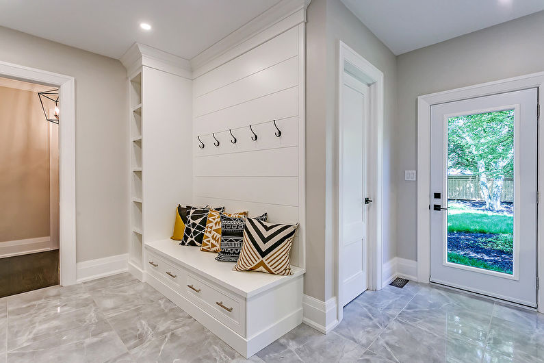 Композитная плитка для пола в прихожей