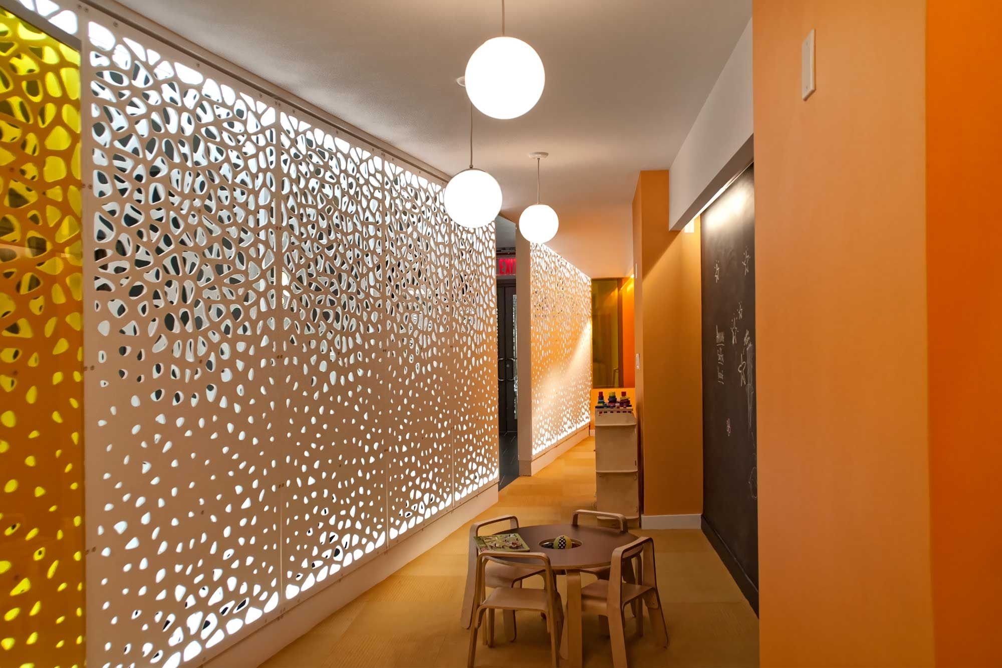 Как украсить стены перфорированными панелями