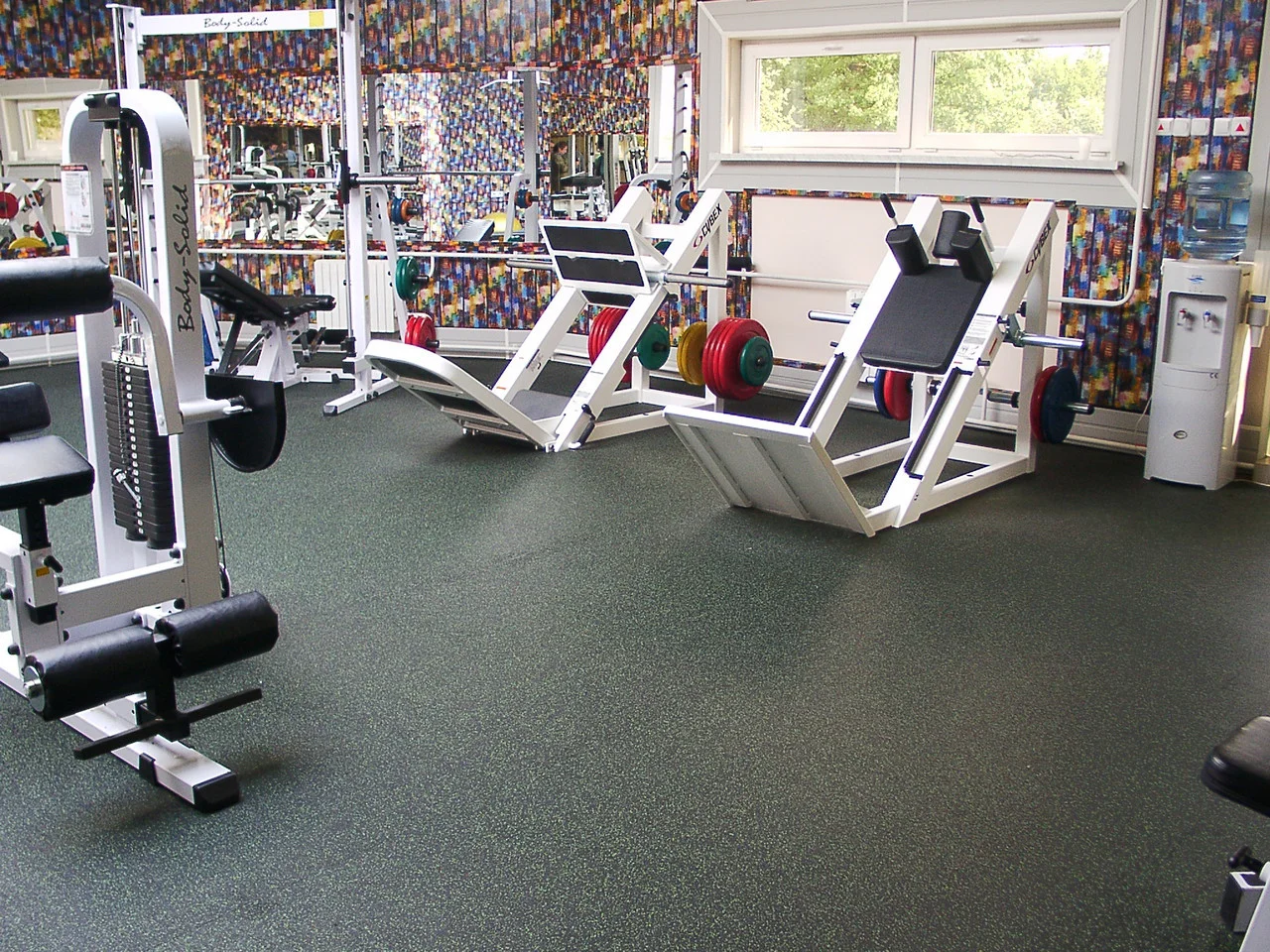 Резиновые покрытия для антискользящего пола в спортзалах