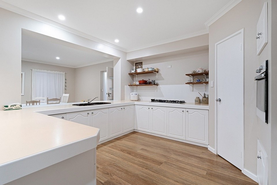 Ламинат с водоотталкивающей пропиткой для кухни и коридора