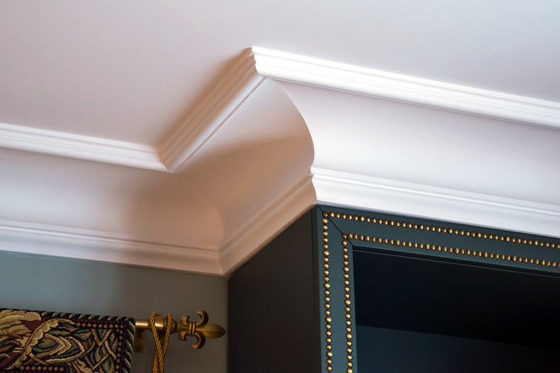 Установка гипсовых карнизов для потолков в стиле классицизм: особенности применения