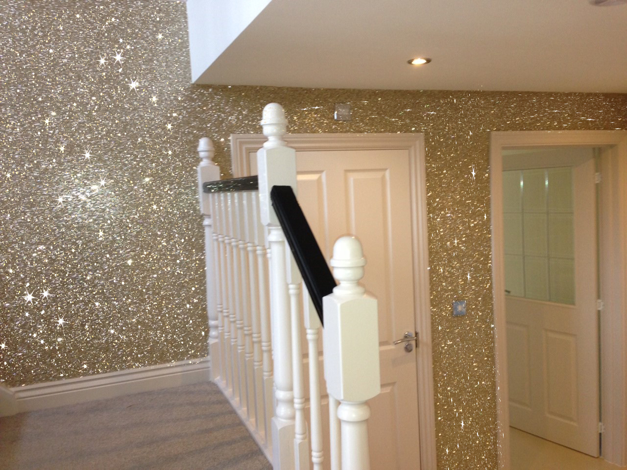 Как украсить стены вставками из слюды