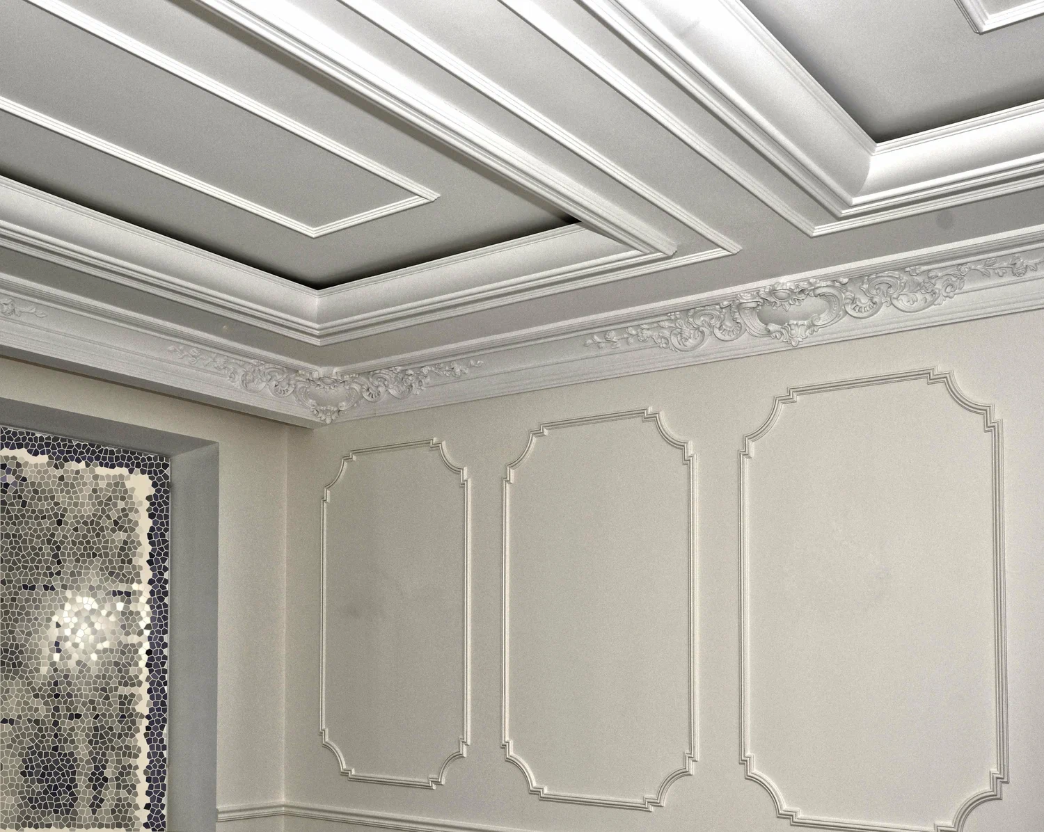 Монтаж полиуретановых молдингов для создания потолочных розеток