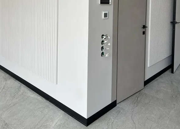 Монтаж алюминиевых плинтусов в офисных помещениях: особенности и параметры применения