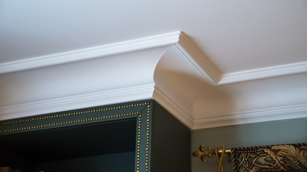 Багеты для скрытия стыков между стеной и потолком