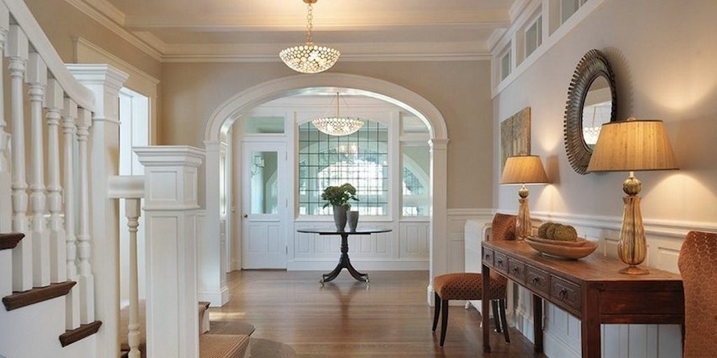 Установка гипсовых молдингов для арочных проемов в классическом интерьере