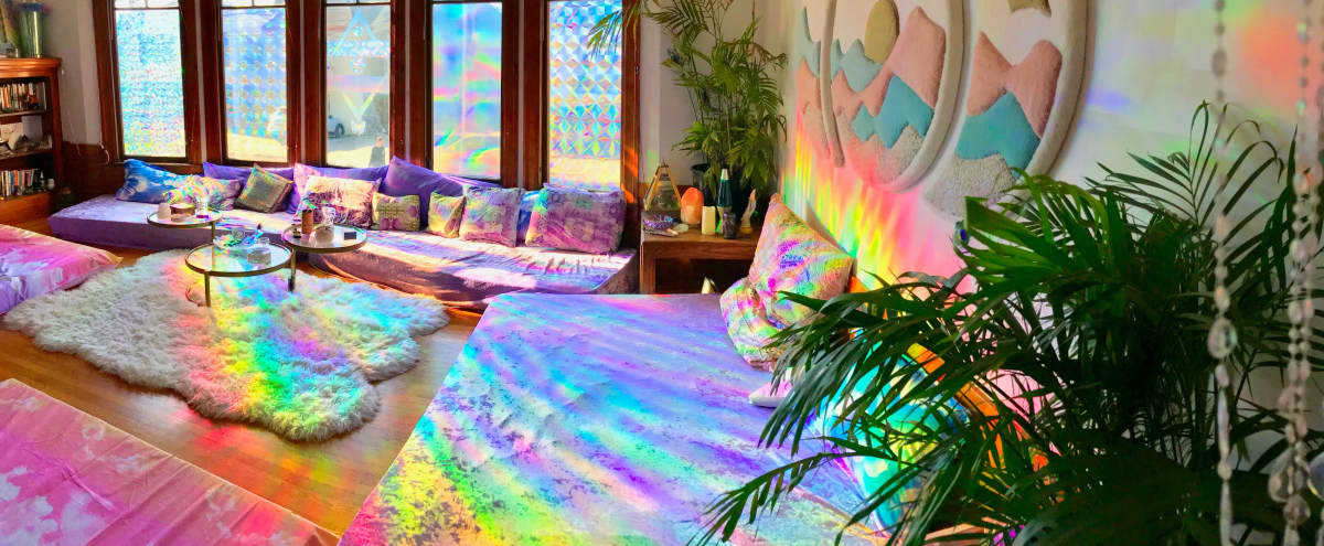 Как использовать голографические покрытия для стен: техника, свойства, применение