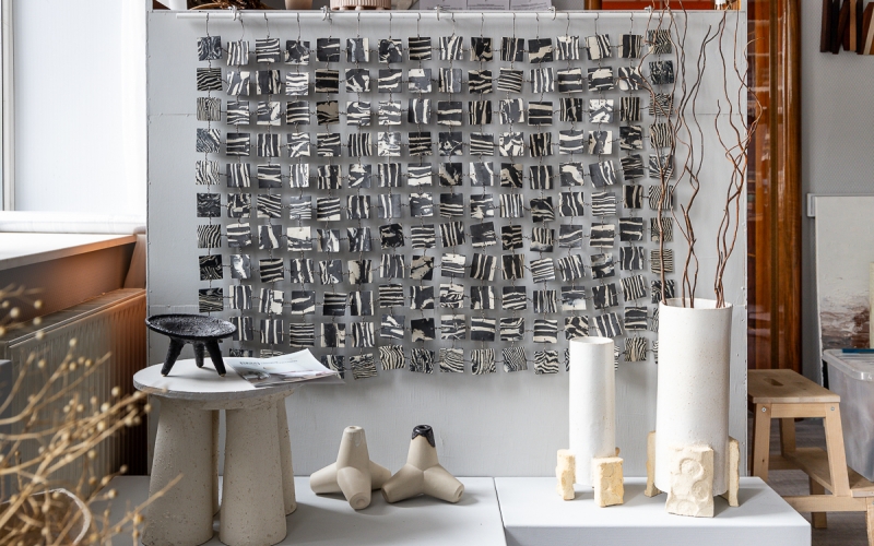 Как украсить стены керамическими панно