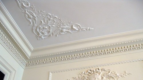 Багеты с орнаментом для создания классического интерьера: оформление стен и потолков