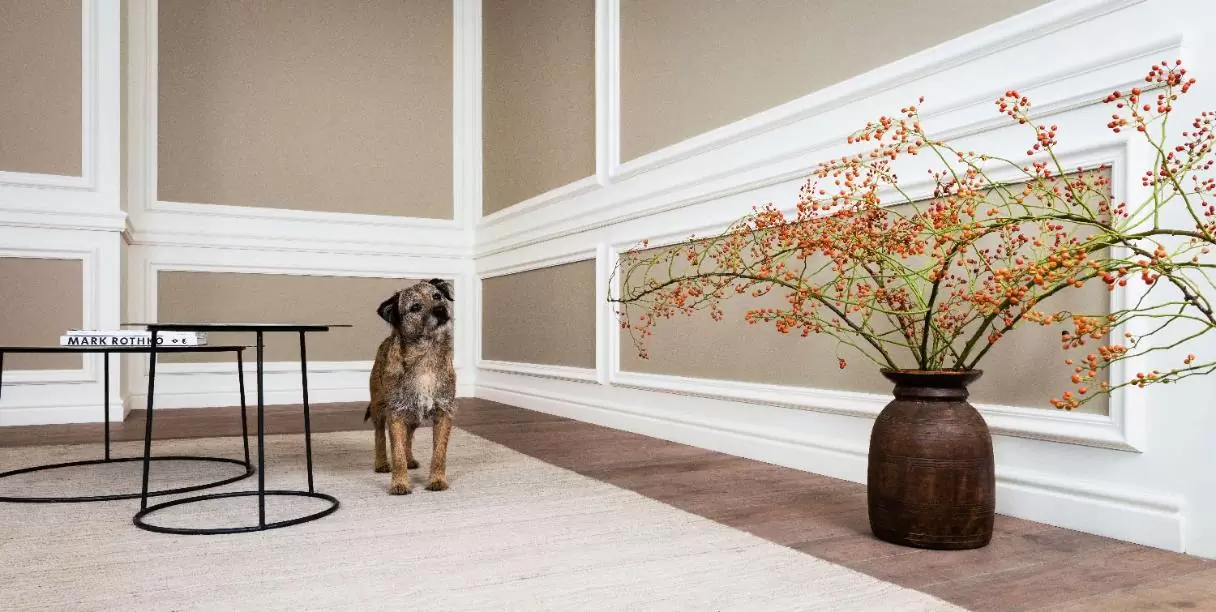 Плинтусы из полиуретана для ванных комнат и кухонь: особенности применения и параметры монтажа во влагостойкой отделке