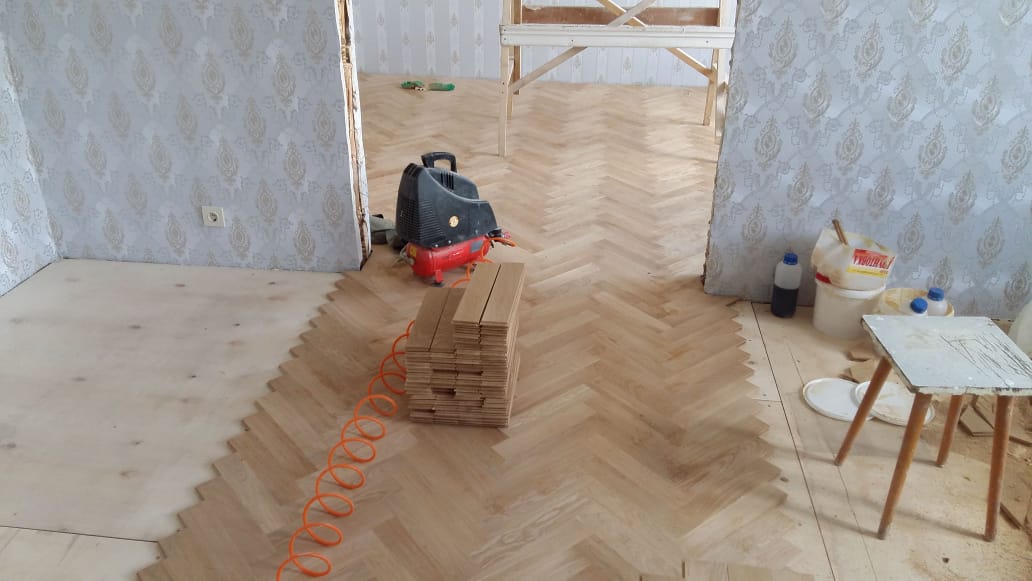 Укладка деревянного паркета с диагональным рисунком: особенности геометрического стиля в напольном декоре