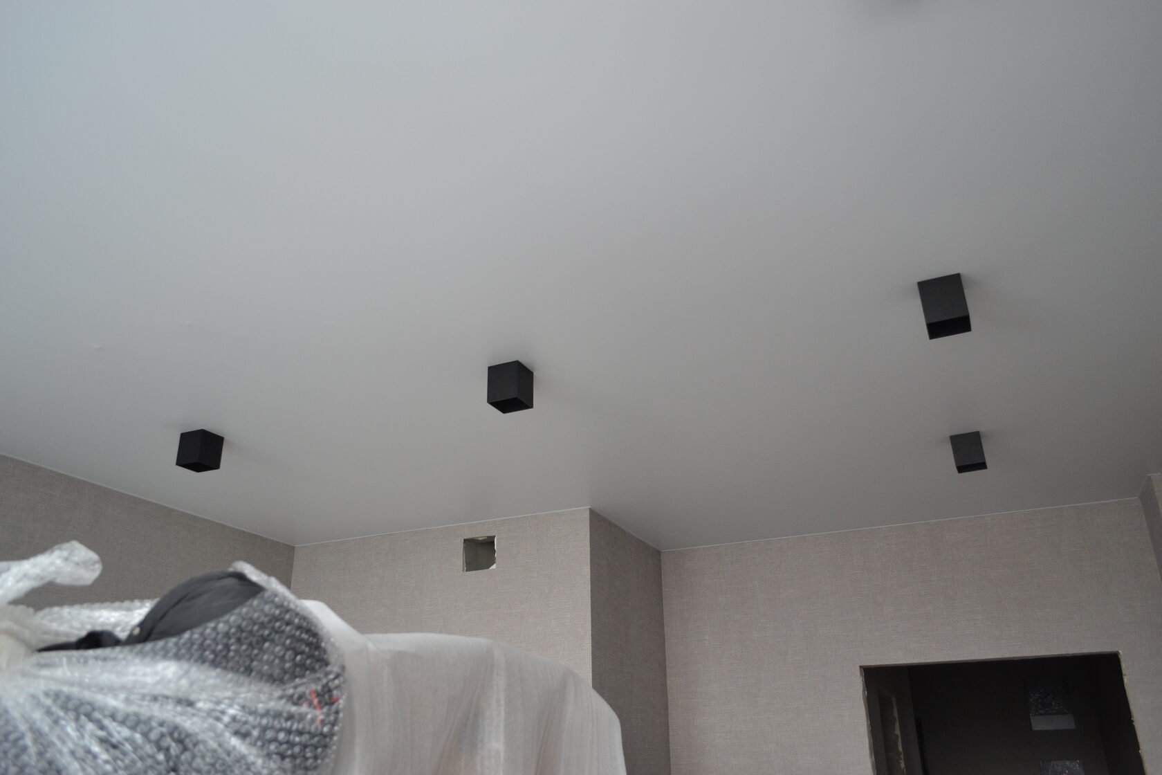 Монтаж натяжных потолков с матовой текстурой