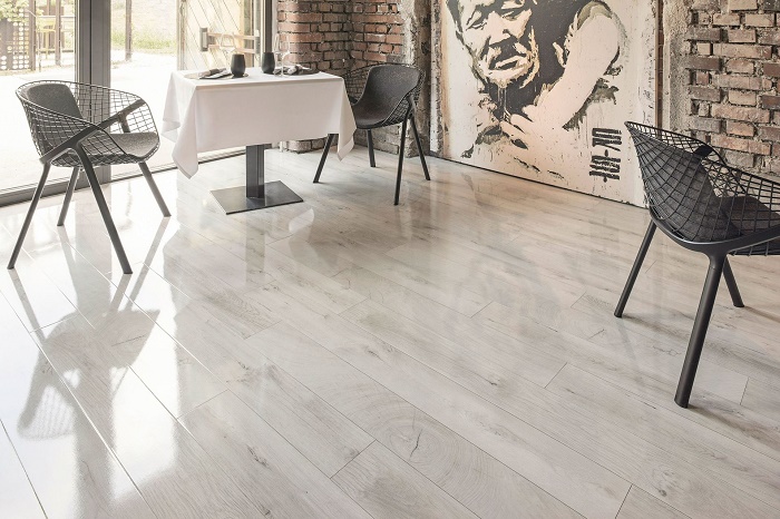 Ламинат с глянцевой поверхностью для современной квартиры