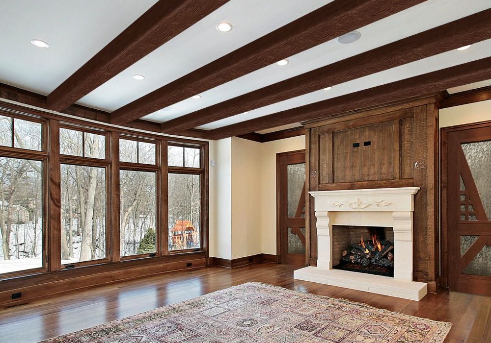 Монтаж потолочных балок из полиуретана для имитации дерева