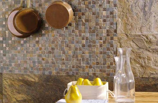 Как украсить стены мозаикой из натурального камня