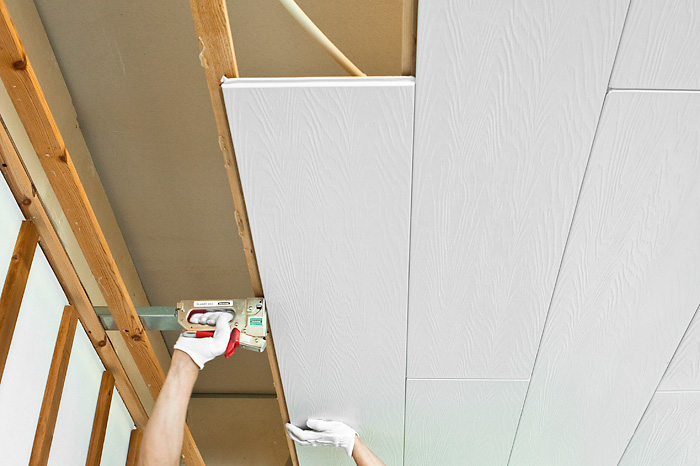 Монтаж потолочных панелей из МДФ для домашнего кабинета