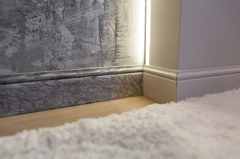 Плинтусы с имитацией камня для современных интерьеров