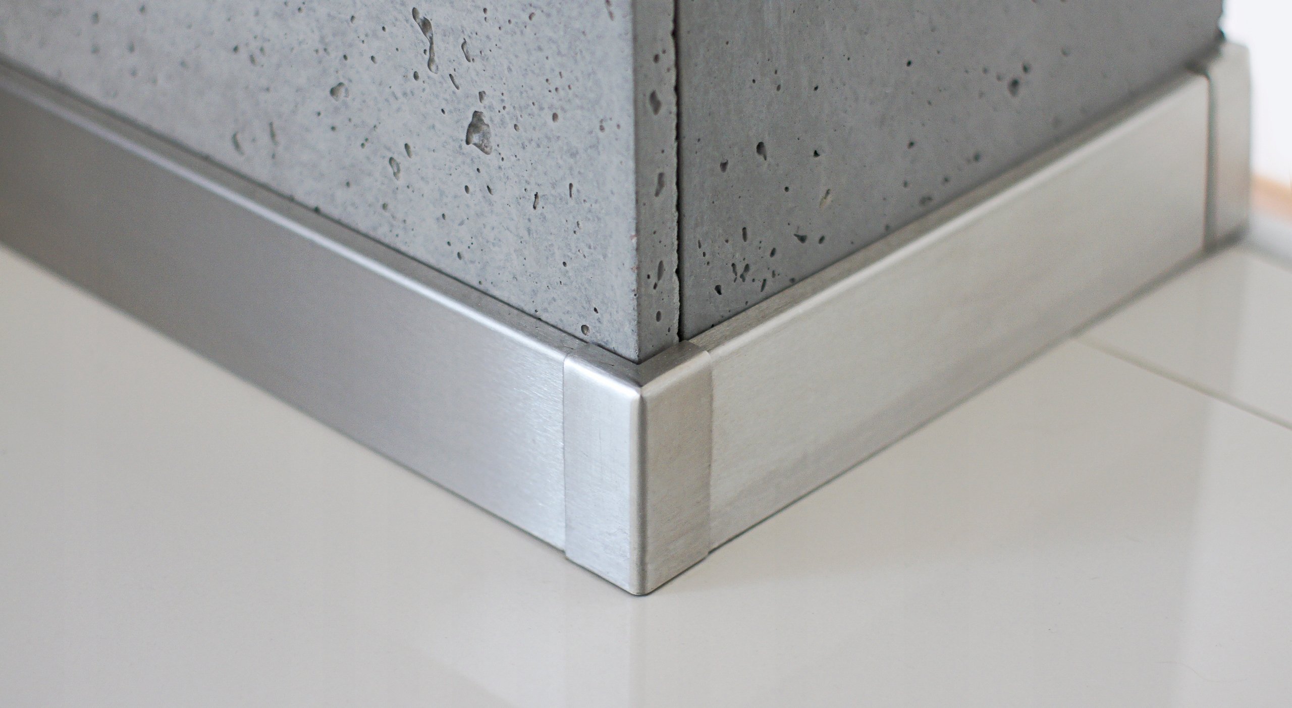 Плинтусы из нержавеющей стали для хай-тек интерьера